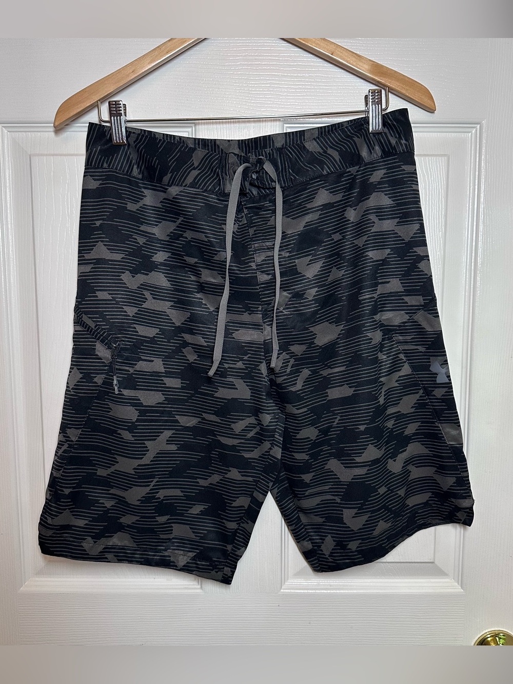 Under Armour HeatGear Board Shorts Mens Size 32 Black Gray Geometric Swim Trunk